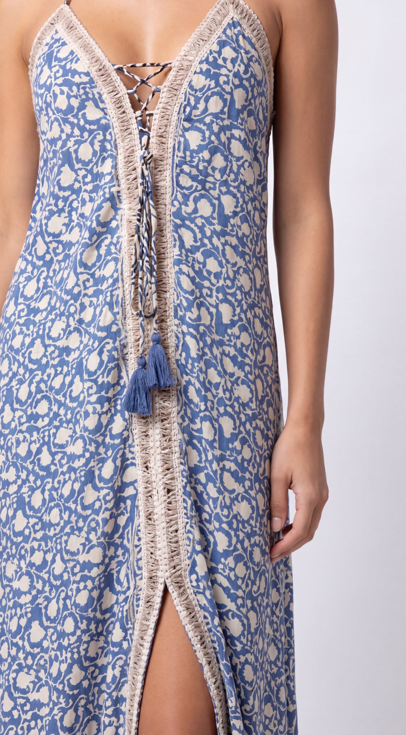 Vestito con ricamo centrale